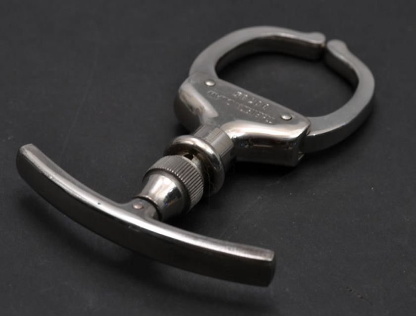 Vintage Police Argus Mfg. Co. The Iron Claw Handcuff 1950757 w/Case 