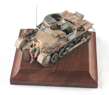 Built 135 German Panzer II DAK Africa with Figure Dragon  