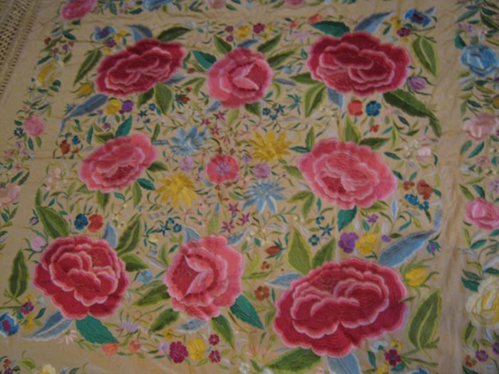 Very important HUGE silk Spanish Manton de Manila with flowers