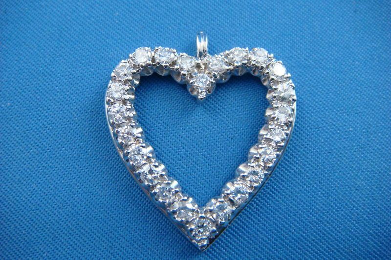 STRIKING DIAMOND HEART SHAPED PENDANT 1 CT. CLASSIC  