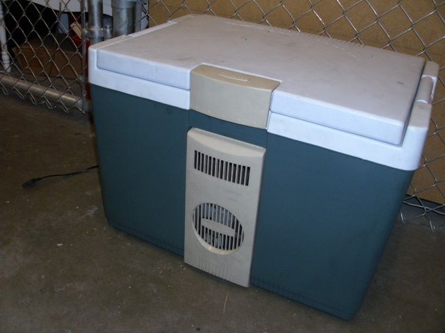 Rubbermaid Portable Refrigerator & Heater Chest Plugs Into Cigarette 