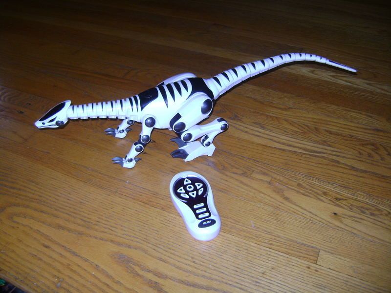   WOW WEE 28 ROBOT ROBO RAPTOR DINOSAUR RC W/ REMOTE CONTROL  