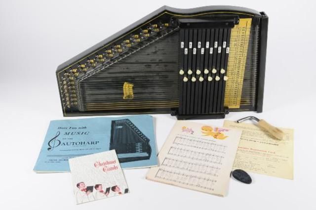 Cased Oscar Schmidt 36 String 12 Cord Autoharp Black Finish  